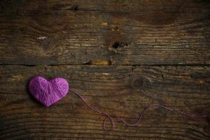lila hjärta formad sömnad tråd för valentines dag foto