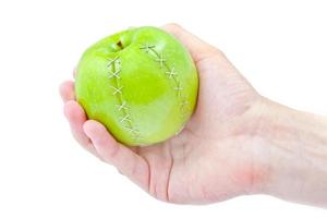 grön äpple i en maskulin hand foto