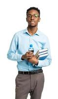 Lycklig afrikansk amerikan högskola studerande med böcker och flaska av vatten i hans händer foto