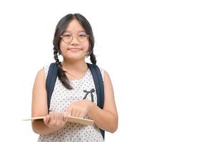 söt asiatisk flicka studerande ha på sig öga glasögon och håll bok isolerat på vit bakgrund, foto