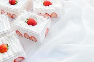 jordgubb shortcake i plast låda på med trasa bakgrund och kopia Plats, minimal kaka foto