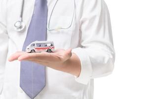 ambulans modell i läkare hand isolerat på vit bakgrund, patient överföra service foto