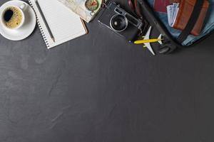 förbereda en resväska, årgång kamera, anteckningsbok, Karta och svart kaffe foto