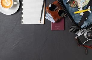 förbereda en resväska, årgång kamera, anteckningsbok, Karta och kaffe foto
