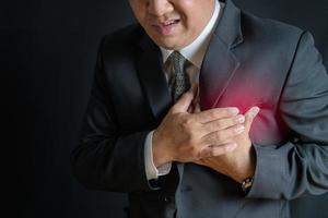 hjärta ge sig på. affärsman lidande från bröst smärta, sjukvård foto