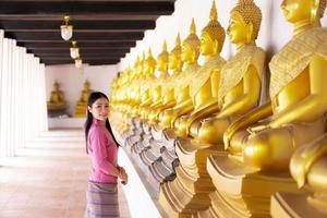 asiatisk kvinna till betalande respekt till buddha staty i ayutthaya, thailand. foto