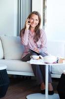 affärskvinna som pratar i telefon i ett kafé foto