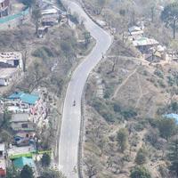 ovanifrån från luften av trafikfordon som kör på bergsvägar vid nainital, uttarakhand, Indien, utsikt från toppen av berget för förflyttning av trafikfordon foto