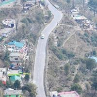 ovanifrån från luften av trafikfordon som kör på bergsvägar vid nainital, uttarakhand, Indien, utsikt från toppen av berget för förflyttning av trafikfordon foto