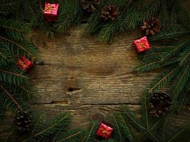 jul träd grenar med jul dekorationer på trä- textur foto