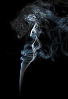 abstrakt ljus rök på en svart bakgrund foto