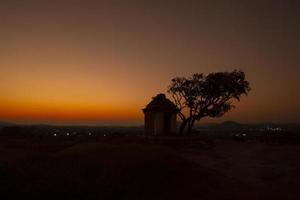 solnedgång på hemakuta kulle i hampi, karnataka, Indien foto