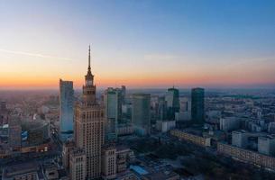 antenn se av de företag Centrum av Warszawa palats av vetenskap och kultur och skyskrapor i de kväll foto