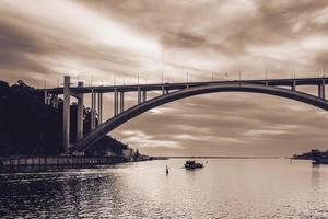 ponte da arrabida, bro över de douro, i porto portugal. foto