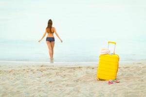 ung kvinna reser till de strand foto