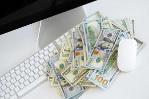dollar räkningar på de vit dator tangentbord foto