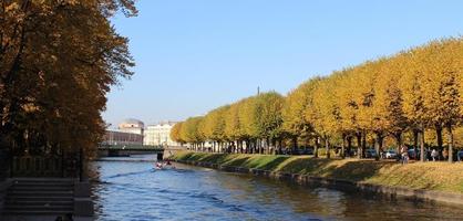 st Petersburg, Ryssland, sommar trädgård se från moika kanal foto