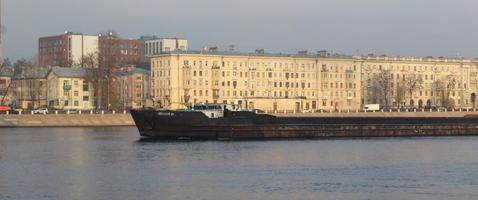 frakt fartyg nära de neva flod på sankt petersburg ryssland foto