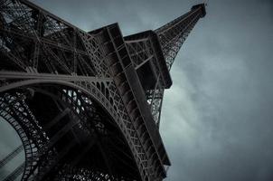 de Turné eiffel fotograferad från Nedan, på en sommar dag i 2012. de järn monument symbol av paris, de huvudstad av Frankrike foto