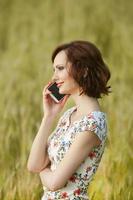skön kvinna eller företag kvinna talande på en cell telefon utanför. utomhus- porträtt av en skön Lycklig affärskvinna talande på cell telefon. foto