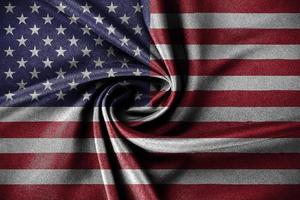 mörk vågig flagga och närbild av ruggig amerikan flagga blåsigt foto