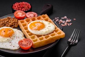 utsökt hjärtlig frukost bestående av en friterad ägg, belgisk våffla foto