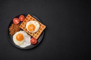 utsökt hjärtlig frukost bestående av en friterad ägg, belgisk våffla foto