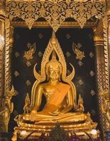 phitsanulok, thailand- december 26, 2022-buddha staty i wat phra sri rattana mahathat tempel, phra buddha chinnarat, buddha chinnarat staue, phra buddha chinnarat, phitsanulok i thailand foto