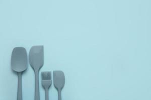 silikon rökig blå kulinariska Tillbehör på en blå bakgrund med kopia Plats, kulinariska bakgrund, svartvit foto