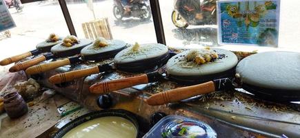 surakarta, Indonesien, Mars 12, 2023. kue leker är en typ av indonesiska crepe gata mat, tillverkad med mjöl, ägg, mjölk och socker med olika fyllningar sådan som banan, choklad och ost. Krispig. foto