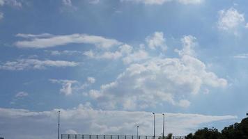 de sommar himmel se med de vit moln och blå himmel som bakgrund foto