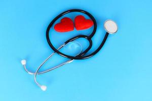 försäkring hälsa begrepp - stetoskop och röd hjärta sjukvård på blå bakgrund foto
