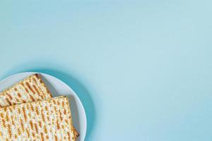 osyrat bröd på en blå bakgrund. Lycklig påsk begrepp. traditionell jewish mat för pesach. plats för din text. foto