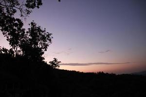 fläck soluppgång solnedgång himmel se med dimma på de topp av berg bakgrund foto