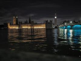 hus av parlament och westminster bro på natt i London foto