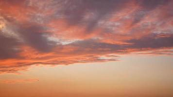 de skön solnedgång himmel se med de färgrik moln och värma lampor i de himmel foto