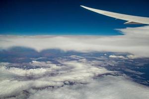 moln och himmel som sett genom fönster av ett flygplan. flyga ovan Australien Land. foto