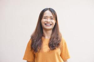 asiatisk kvinna ler lyckligt, ljust, söt foto