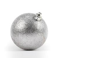 festlig bakgrund. på en grå bakgrund, en silver- jul runda boll. foto
