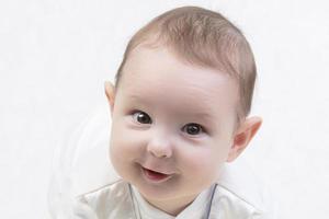 överraskad barnets ansikte. porträtt av en nyfödd bebis med en rolig chockade uttryck. känsla beundran. foto