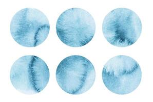 hav blå vattenfärg cirklar uppsättning. turkos abstrakt runda geometrisk former på vit bakgrund. akvarell fläckar på papper textur. mall för din design. foto