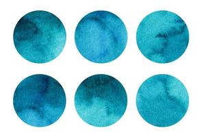 turkos vattenfärg cirklar uppsättning. runda djup blå geometrisk former på vit bakgrund. akvarell fläckar på papper textur. abstrakt konst. mall för din design. foto