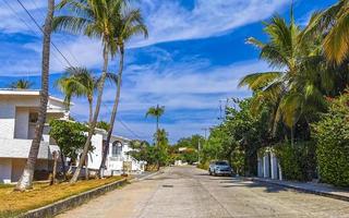 puerto escondido oaxaca mexico 2023 färgrik gata med hus palmer bilar restauranger puerto escondido Mexiko. foto