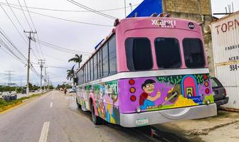 playa del carmen quintana roo mexico 2022 färgrik rosa blå grön xcaret buss playa del carmen Mexiko. foto