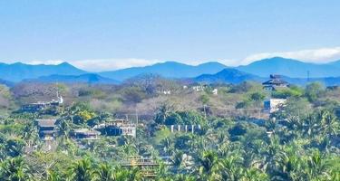 berg panorama klippor stenar kuperad tropisk landskap puerto escondido Mexiko. foto