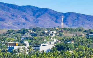 berg panorama klippor stenar kuperad tropisk landskap puerto escondido Mexiko. foto