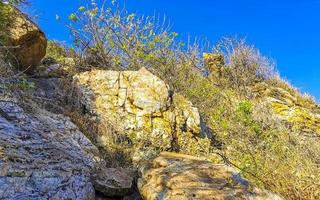 berg panorama klippor stenar kuperad tropisk landskap puerto escondido Mexiko. foto