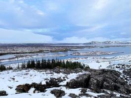 isländsk landskap med fjord, sjö och bergen i vinter- på pingvellir nationell parkera foto