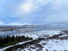 isländsk landskap med fjord, sjö och bergen i vinter- på pingvellir nationell parkera foto