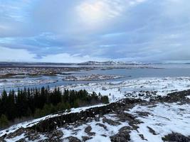 isländsk landskap med fjord, sjö och bergen i vinter- på pingvellir nationell parkera foto